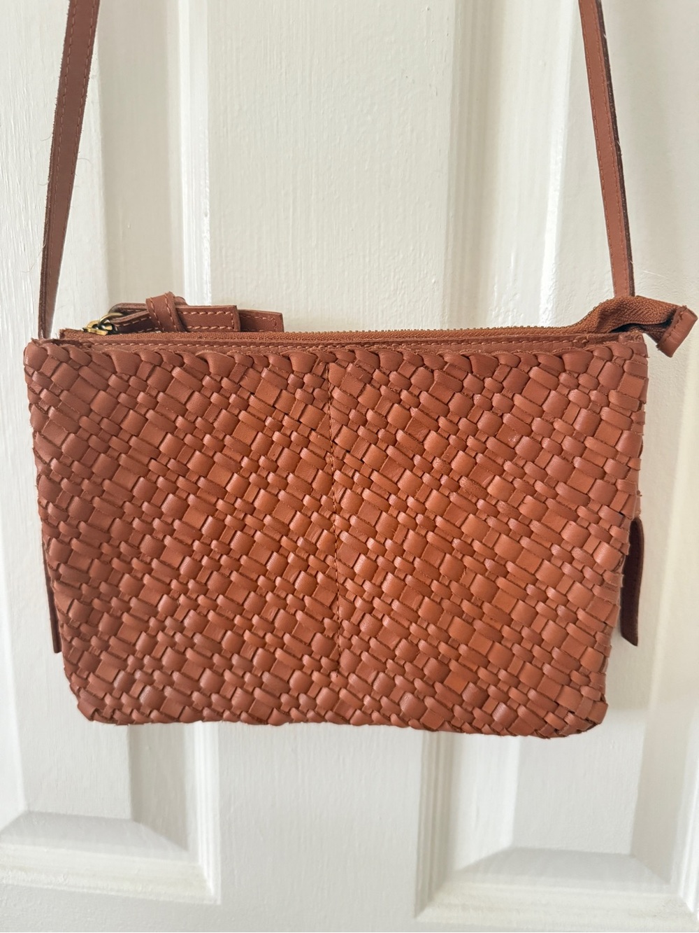 Madewell The Knotted Crossbody Bag in Woven Leather, Desert Camel - Picture 4 of 5
